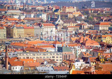 Luftbild des Prager Dächer und die Skyline von Petrin Hügel, Prag, Tschechische Republik Stockfoto