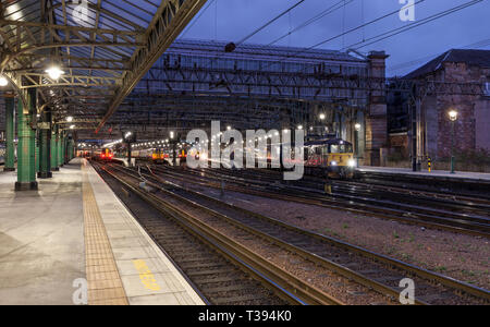 Eine Class 73 Lokomotive von Glasgow Central Station wartet mit neuen Caledonian Sleeper Kutschen zu verlassen, nachdem Sie einen Testlauf aus London abgeschlossen Stockfoto