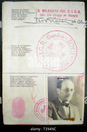 Adolf Eichmann, dem Roten Kreuz identitity Dokument Adolf Eichmann verwendet Argentinien unter dem alias Ricardo Klement im Jahre 1950, von der italienischen Delegation des Roten Kreuzes ausgestellt Stockfoto