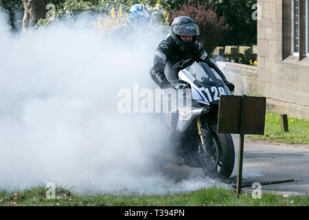 Chorley, Lancashire, UK. April, 2019. Hoghton Tower 43 Motorrad Sprint. Reiter Stockfoto