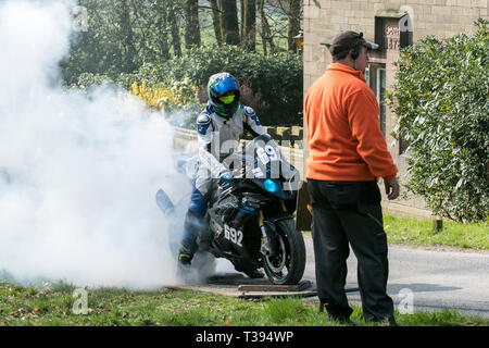 Chorley, Lancashire, UK. April, 2019. Hoghton Tower 43 Motorrad Sprint. Reiter Stockfoto