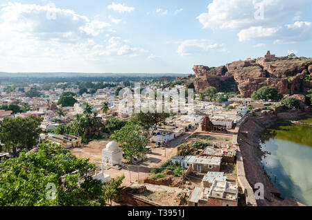 Anzeigen von Badami Stadt neben Agastya See von Badami Höhlentempeln, Karnataka, Indien Stockfoto