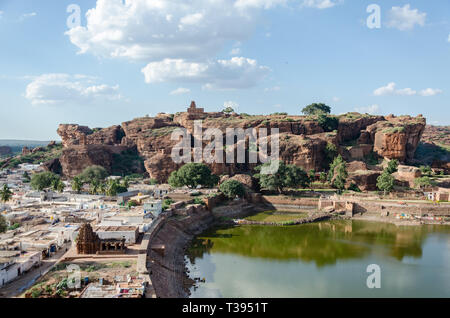 Anzeigen von Badami Stadt neben Agastya See von Badami Höhlentempeln, Karnataka, Indien Stockfoto