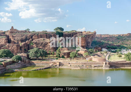 Ansicht der Agastya See und Umgebung von Stufe 3 von Badami Höhlentempeln, Karnataka, Indien Stockfoto