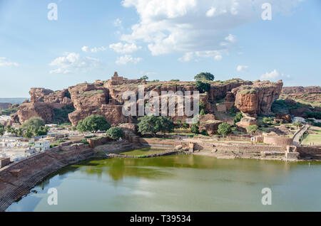 Ansicht der Agastya See und Umgebung von Stufe 3 von Badami Höhlentempeln, Karnataka, Indien Stockfoto