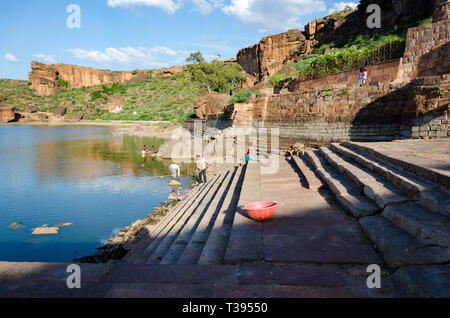 Ansicht der Agastya See in Badami, Karnataka, Indien Stockfoto