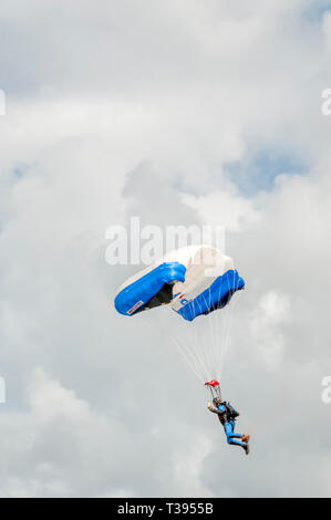 Fallschirmspringer mit einem parafoil Art Fallschirm. Stockfoto