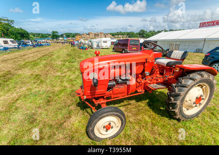 Ein Renault N73 Traktor aus den 60er Jahren bei Holkham Country Fair auf dem Gelände des Holkham Hall in North Norfolk ausgestellt. Stockfoto