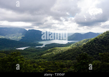 Blick auf die Talsperre von Chorla Anjunem Ghat Sicht in Goa, Indien. Chorla Ghat ist eine landschaftlich reizvolle Straße, Goa verbindet mit Belagavi (Belgaum). Stockfoto