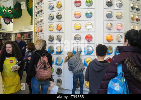 LEGO Spielzeug Plastikziegelsteine Display, LEGO Store, NYC Stockfoto