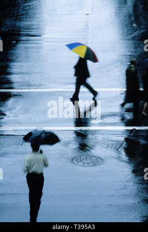 Fußgänger ein regnerischer Straße in New York City, USA Stockfoto