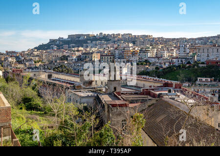 Atemberaubende Aussicht auf San Gennario Extramoenia und des Krankenhauses von San Gennaro. Im Hintergrund das Castel Sant'Elmo und die Certosa di San Martino Stockfoto