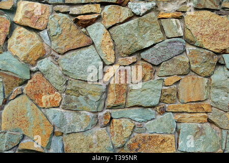 Abschnitt einer Steinmauer scheinbar willkürlich zusammen. Stockfoto