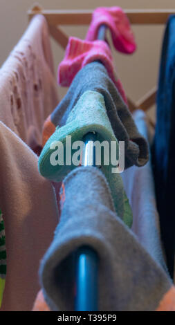 Single Umschlagsocke mit Socke Paare auf Wäscheständer Trocknen nach dem Waschen nicht überein. Darstellung fehlt, Socken, Socke Paare, Wäscheservice Tag, Hausarbeit. Stockfoto