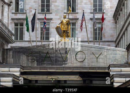 Das Hotel Savoy Eingang, Savoy Court, The Strand, London, Samstag, 23. März 2019. Foto: David Rowland/One-Image.com Stockfoto