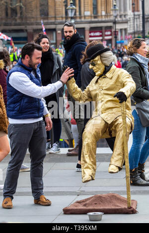 Street Entertainer, Trafalgar Square, London, Samstag, 23. März 2019. Foto: David Rowland/One-Image.com Stockfoto