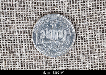 Liegend auf dem Leinen rauen Oberflächen der Münze 25 US-Cent, Eagle reverse der amerikanischen Währung, eine Viertelmillion Dollar Stockfoto