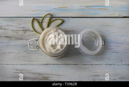 Hausgemachte Aloe vera Creme im Glas, mit geschnittenen Aloe Blätter auf einem hellen Hintergrund, Ansicht von oben Stockfoto