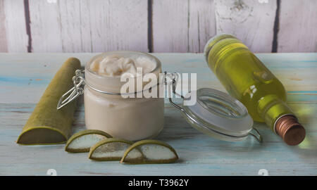 Hausgemachte Aloe vera Creme und Facial Tonic in einem Glas mit Aloe Blätter auf einem hellen Hintergrund Stockfoto