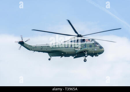 Ein U.S. Marine Corps Sikorsky VH-3D Sea King Hubschrauber, zugeordnet zu den Marine Helicopter Squadron 1 (HMX-1), fliegt über die Tidal Basin in Washington D. Stockfoto