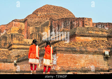 Studentinnen in Uniform an somapura Mahavihara (paharpur Buddhistischen Bihar), UNESCO-Weltkulturerbe, Paharpur, naogaon Bezirk, Rajshahi Division, Stockfoto