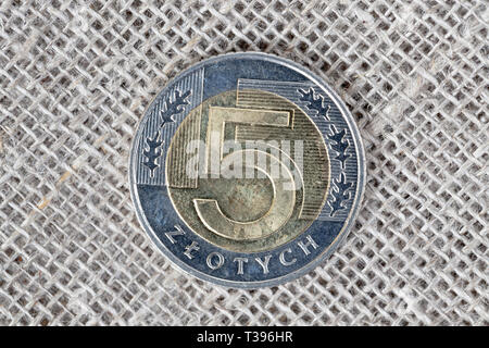 Polnische Münze 5 Zloty Vorderseiten, liegt auf einer rauhen Leinen Tischdecke Stockfoto