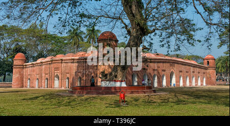 60 gewölbte Moschee in Bagerhat, UNESCO-Weltkulturerbe, Khulna Division, Bangladesch Stockfoto