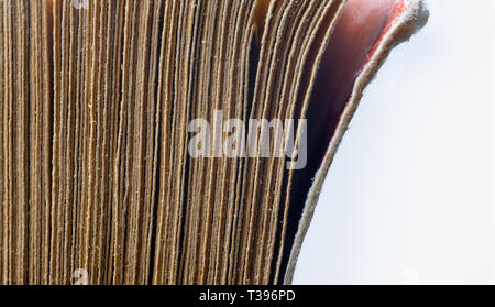 Schließen Sie herauf Bild von verschlissenen Ecke der Seiten eines Buches. Stockfoto