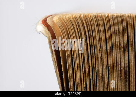 Schließen Sie herauf Bild von verschlissenen Ecke der Seiten eines Buches. Stockfoto