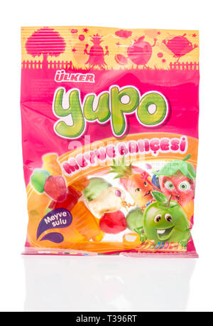 Winneconne, WI - 2. April 2019: ein Paket von ülker Yupo Gummibärchen garten Früchte chewy fruit Flavored gummies auf einem isolierten Hintergrund Stockfoto