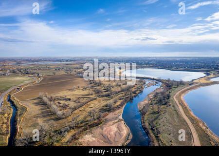 South Platte River über Brighton, Colorado - Luftbild mit frühen Frühling Landschaft Stockfoto