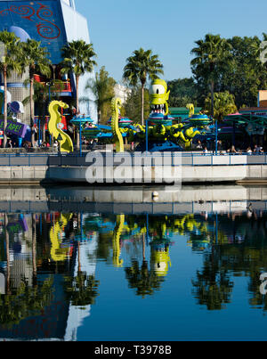 Reflexion/Kang & Kodos 'Twirl'n''s Schleudern Kinder Fahrt auf die Simpsons "Baumhaus des Schreckens specials. Insel der Abenteuer, Universal Studio, Stockfoto