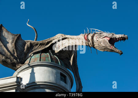 Entgangen feuerspeiende Drachen in Ketten, auf die Oberseite der Gringotts Bank, Zauberwelt von Harry Potter, diaogn Gasse, Universal Studios, Orlando. Nahaufnahme. Stockfoto