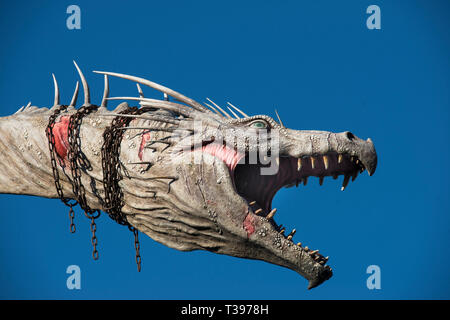 Entgangen feuerspeiende Drachen in Ketten, auf die Oberseite der Gringotts Bank, Zauberwelt von Harry Potter, diaogn Gasse, Universal Studios, Orlando. Nahaufnahme. Stockfoto