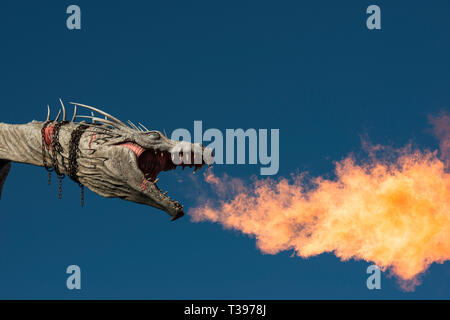 Entgangen feuerspeiende Drachen in Ketten, auf die Oberseite der Gringotts Bank, Zauberwelt von Harry Potter, diaogn Gasse, Universal Studios, Orlando. Nahaufnahme. Stockfoto