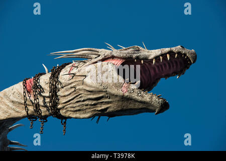 Entgangen feuerspeiende Drachen in Ketten, auf die Oberseite der Gringotts Bank, Zauberwelt von Harry Potter, diaogn Gasse, Universal Studios, Orlando. Nahaufnahme. Stockfoto