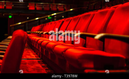 Rote Sitze in der Oper Stockfoto