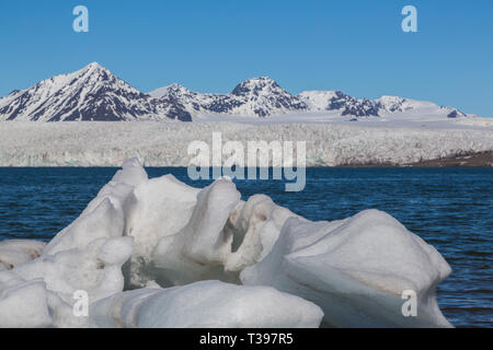 Natürliche Stück Eis vor esmarkbreen Gletscher in Svalbard, blauer Himmel und Meer Stockfoto