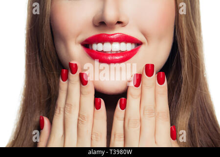 Frau Hände mit roten gepflegte Nägel und roten Lippen Make-up Stockfoto