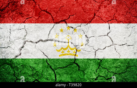 Republik Tadschikistan Flagge auf trockener Erde Boden Textur Hintergrund Stockfoto