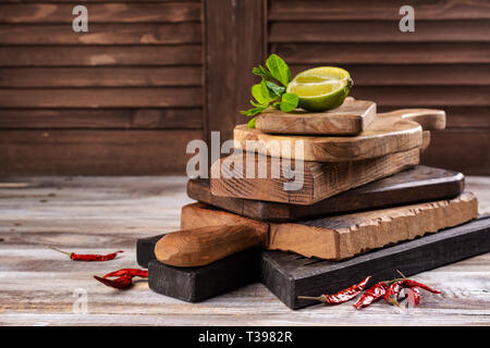 Schneidbretter aus Holz Stockfoto