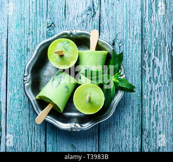 Lecker mint Eis auf Holzbrett. süße Nachspeise. Stockfoto