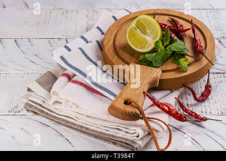 Küche Handtücher und Holzbretter Stockfoto