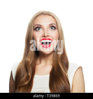 Ziemlich überrascht Modell mit langen ginger Hair und Make-up auf weißem Hintergrund. Schöne Frau Porträt Stockfoto