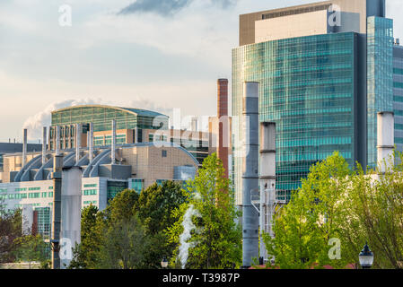 Die CDC (Zentren für die Prävention und die Kontrolle von Krankheiten) Wie aus dem Campus der Emory University in Atlanta, Georgia gesehen. (USA) Stockfoto