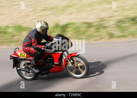 80er Jahre alte Motorräder in Chorley, Lancashire, Großbritannien. Hoghton Tower 43. Motorrad Sprint. Rider 152 Paul Marsh von Leigh mit 1985 roten Kawasaki AR-125 Zweitakt 124cc Motorrädern Stockfoto