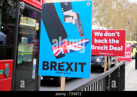 Anti-Brexit SODEM gun Union Jack'S SCHUH Poster gejohle sich im Fuß' außerhalb des Parlaments in Westminster, London UK 4 April 2019 KATHY DEWITT Stockfoto