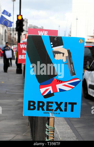 Brexit SODEM gun Union Jack'S SCHUH Poster gejohle sich im Fuß' außerhalb des Parlaments in Westminster, London UK 4 April 2019 KATHY DEWITT Stockfoto