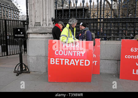 Brexit Plakate Unterstützer zu verlassen, um die EU ihr Land verraten" am Houses of Parliament in Westminster, London England UK4 April 2019 KATHY DEWITT Stockfoto