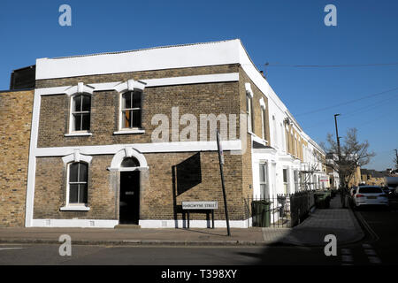 Haus an der Ecke Hargwyne Straße am Ende einer Reihe von Reihenhäusern auf Pulross Straße in Brixton, London SW9 England UK KATHY DEWITT Stockfoto